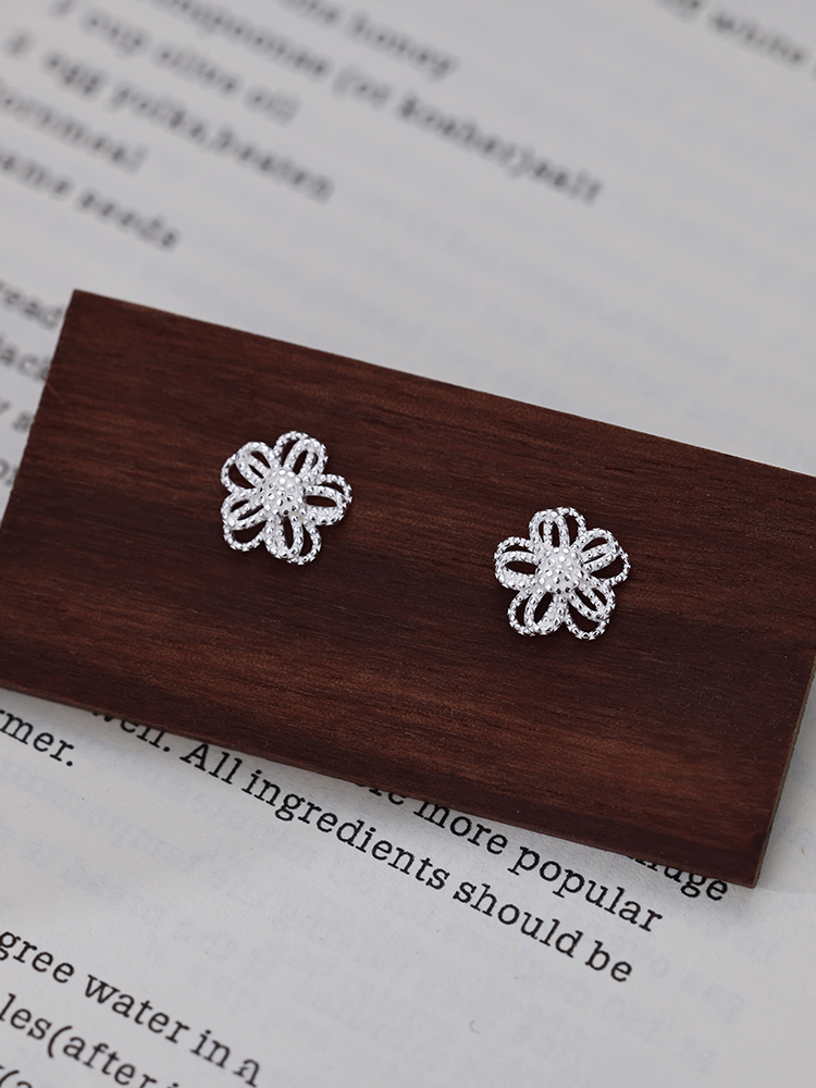 シルバーアクセサリー 透かし彫り花びらイヤリング