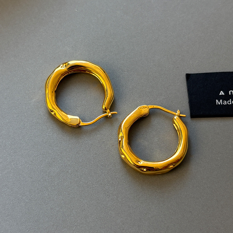 シルバーアクセサリー 丸みのある波打つフープピアス