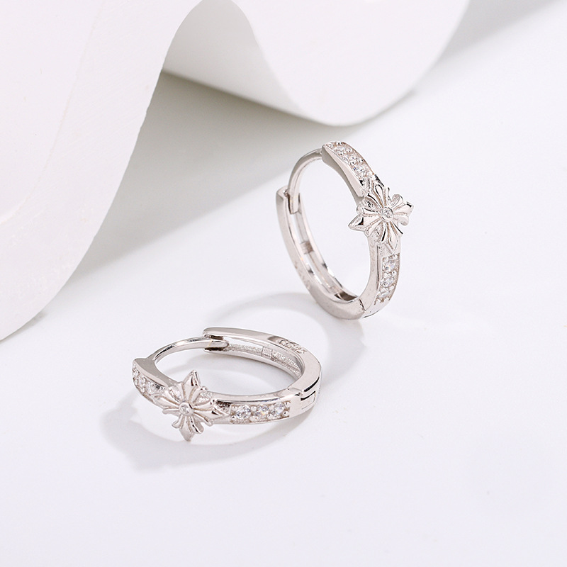 シルバーアクセサリー 十字架モチーフ 輝石フープピアス