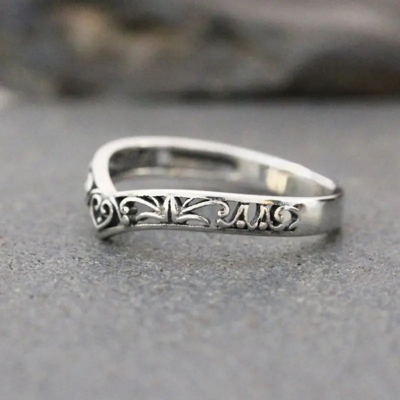 シルバーアクセサリー 唐草模様のハート細工リング