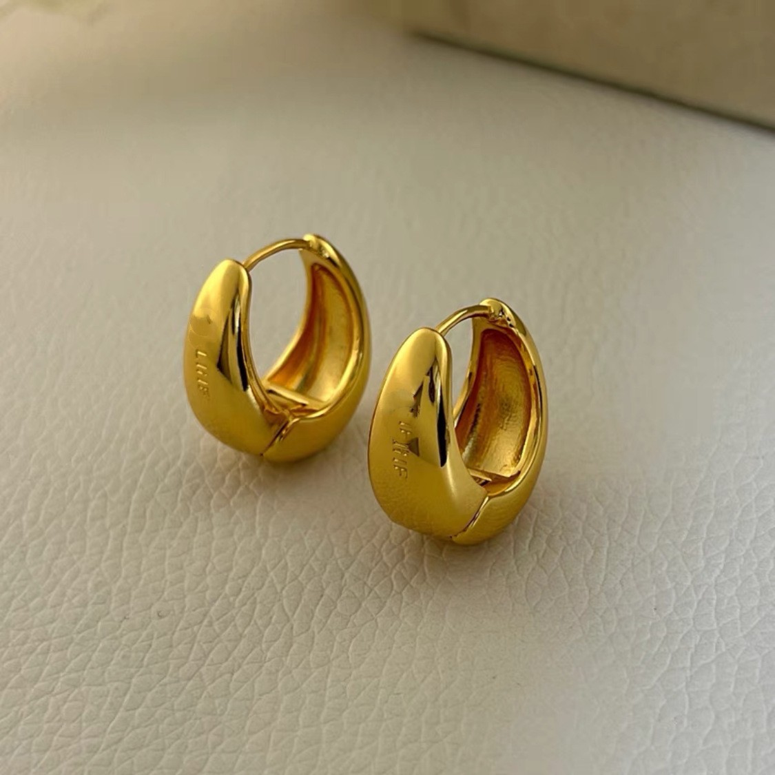 シルバーアクセサリー ムーンボール型 シンプルピアス