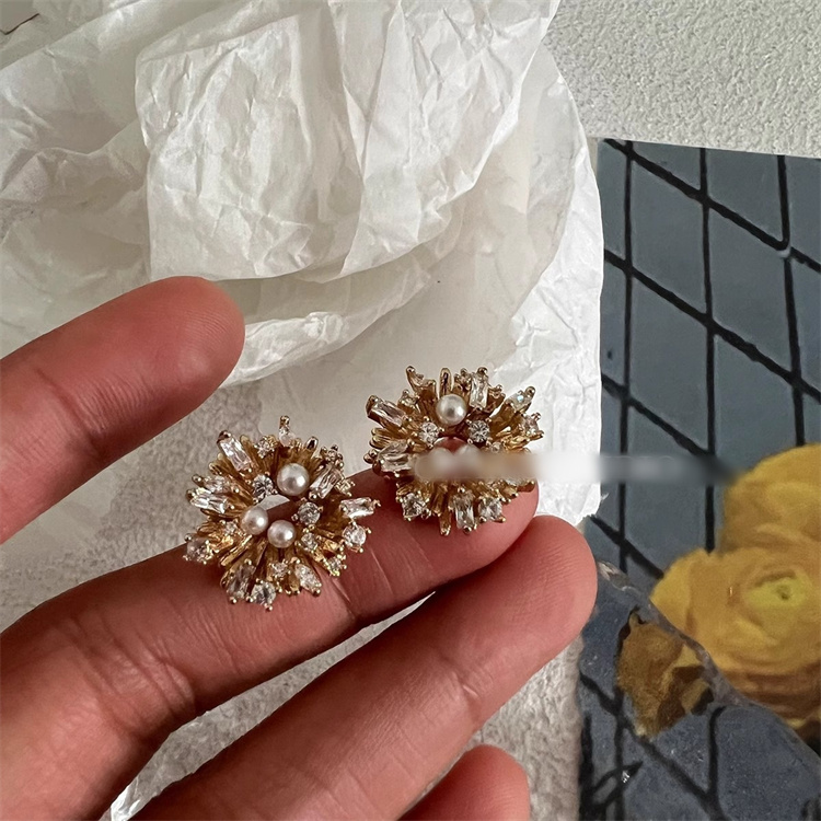 シルバーアクセサリー 真珠と水晶の花型ピアス 洗練された上品な耳飾り