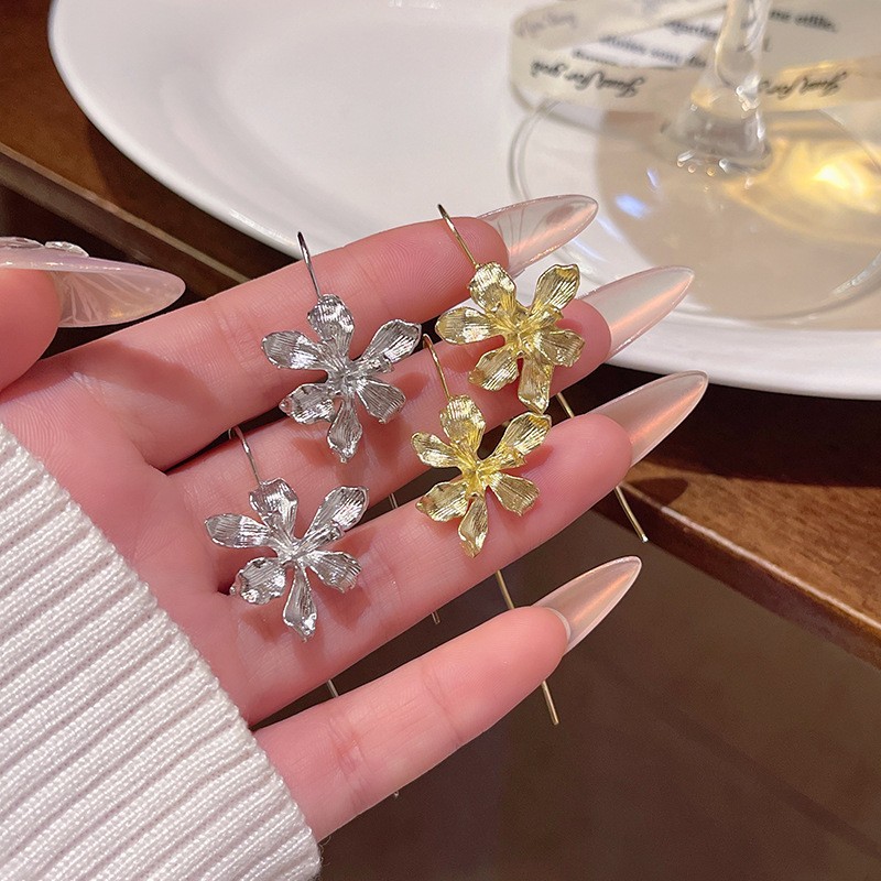 シルバーアクセサリー 結晶花びらのロングピアス