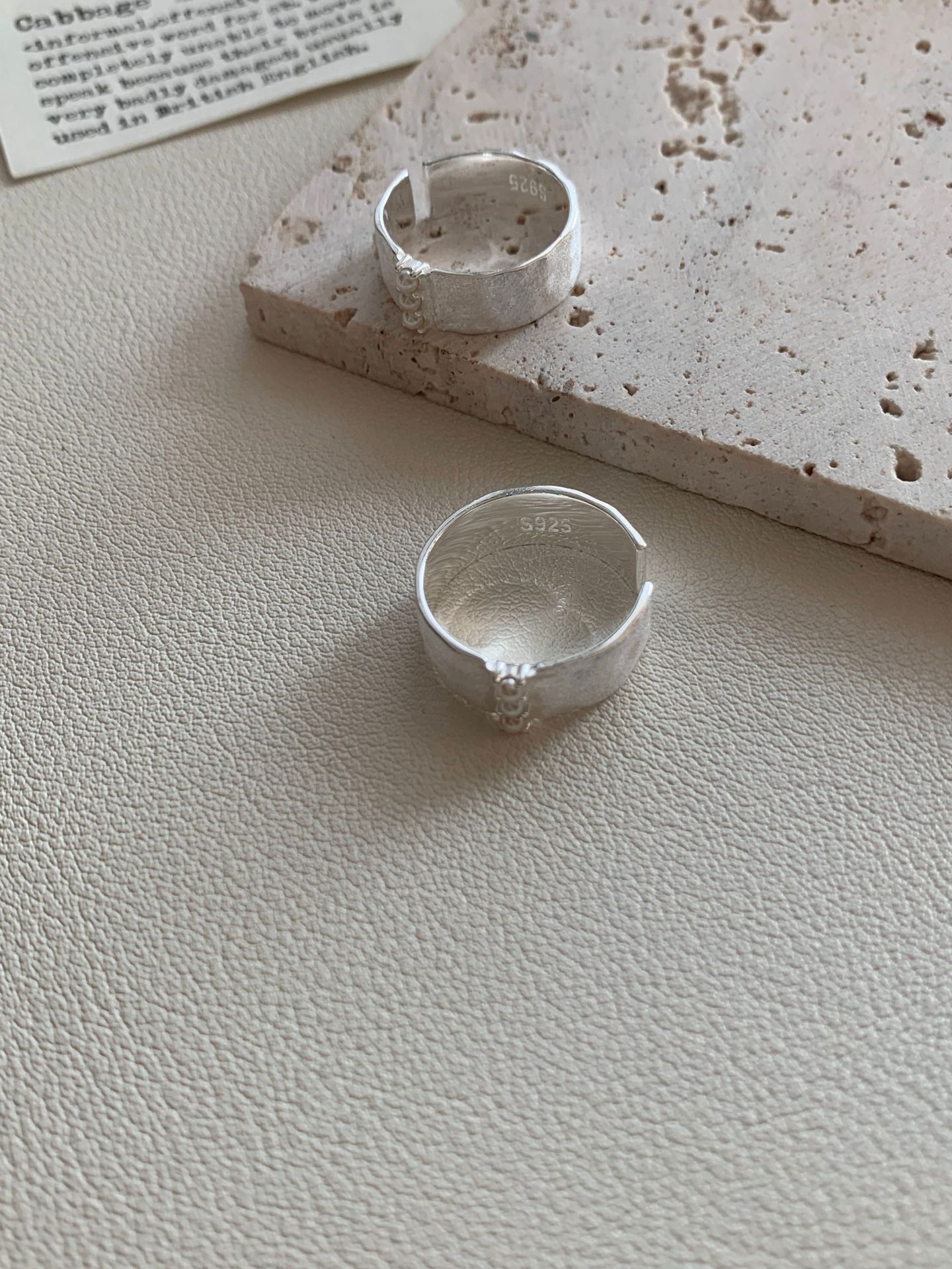 シルバーアクセサリー 艶やかな平打ちリング