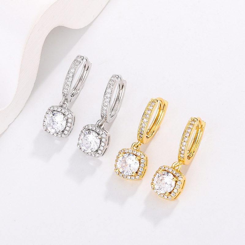 シルバーアクセサリー 煌めく宝石のフープ揺れピアス