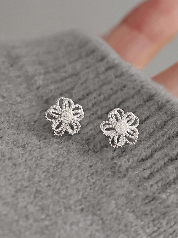 シルバーアクセサリー 透かし彫り花びらイヤリング