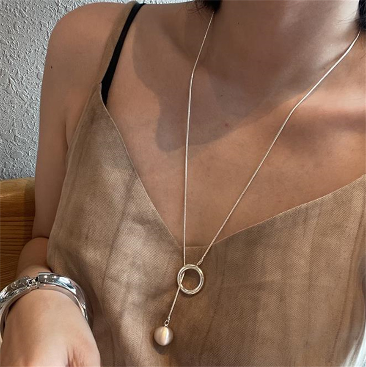シルバーアクセサリー シルバー円形チャーム付きロングネックレス