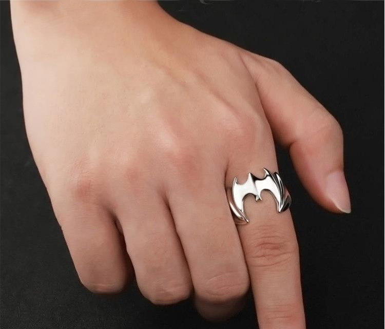 シルバーアクセサリー 翼を広げる蝙蝠の指輪