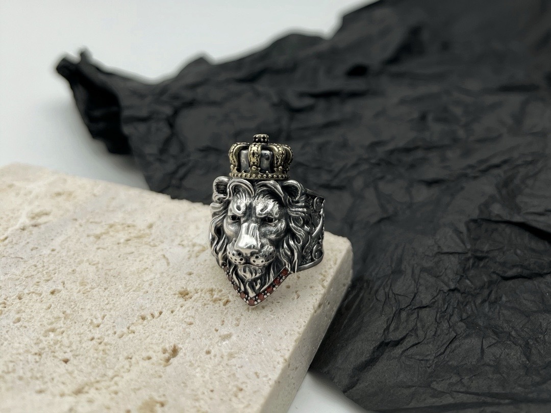 シルバーアクセサリー 王冠をまとった百獣の王リング