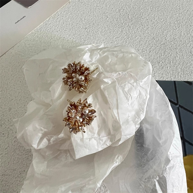 シルバーアクセサリー 真珠と水晶の花型ピアス 洗練された上品な耳飾り