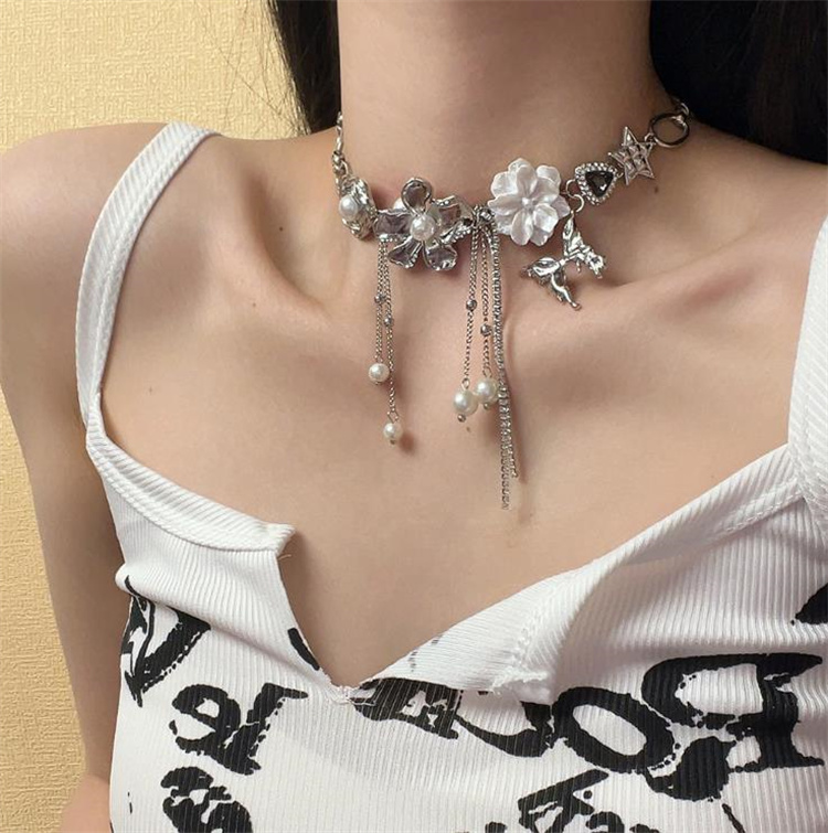シルバーアクセサリー 薔薇と真珠フリンジの個性派シルバーチョーカー