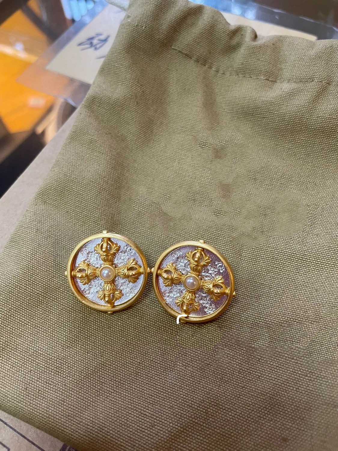 シルバーアクセサリー 真珠十字架メダルピアス