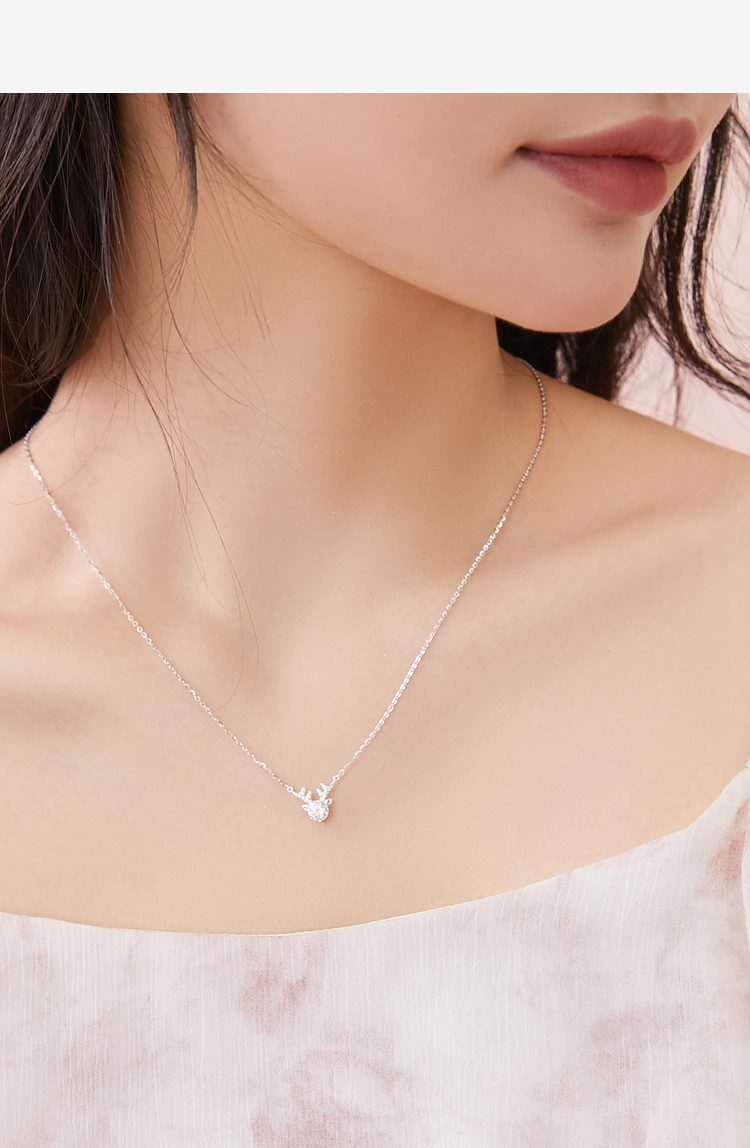 シルバーアクセサリー 煌めく小花のペンダント