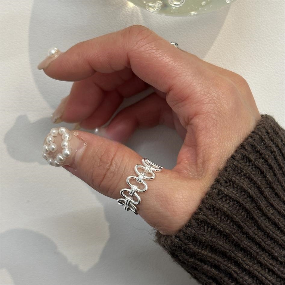 シルバーアクセサリー 輪繋ぎ模様の透かしリング