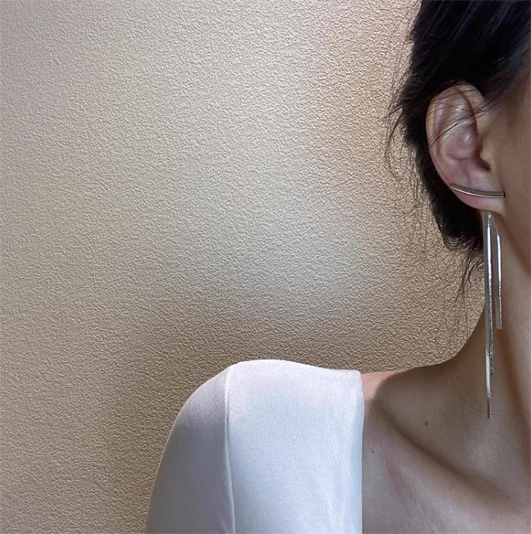 シルバーアクセサリー シンプルで上品な細身縦長フリンジピアス