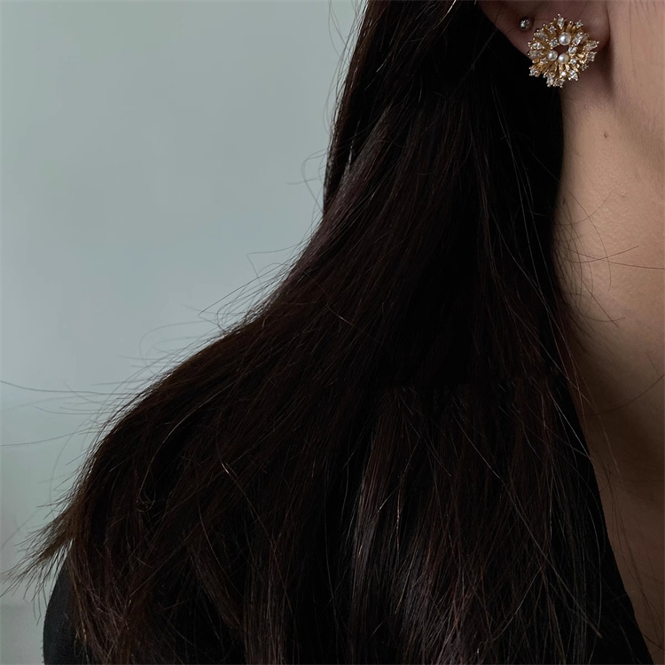 シルバーアクセサリー 真珠と水晶の花型ピアス 洗練された上品な耳飾り