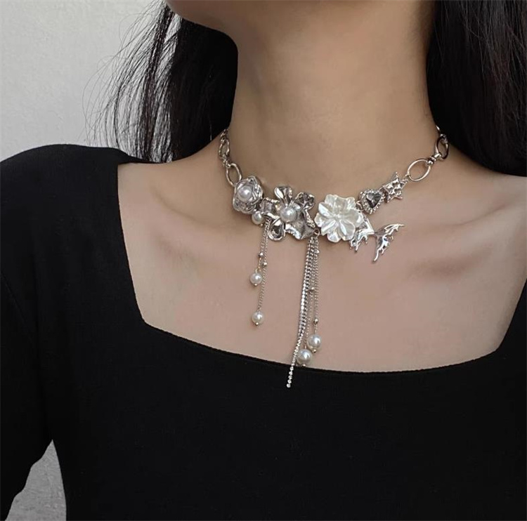 シルバーアクセサリー 薔薇と真珠フリンジの個性派シルバーチョーカー