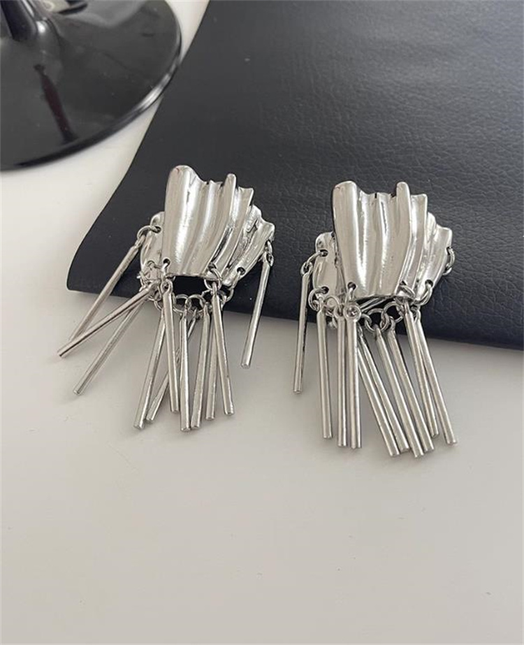 シルバーアクセサリー 気高いフリルピアス シルバー タッセル 耳飾り