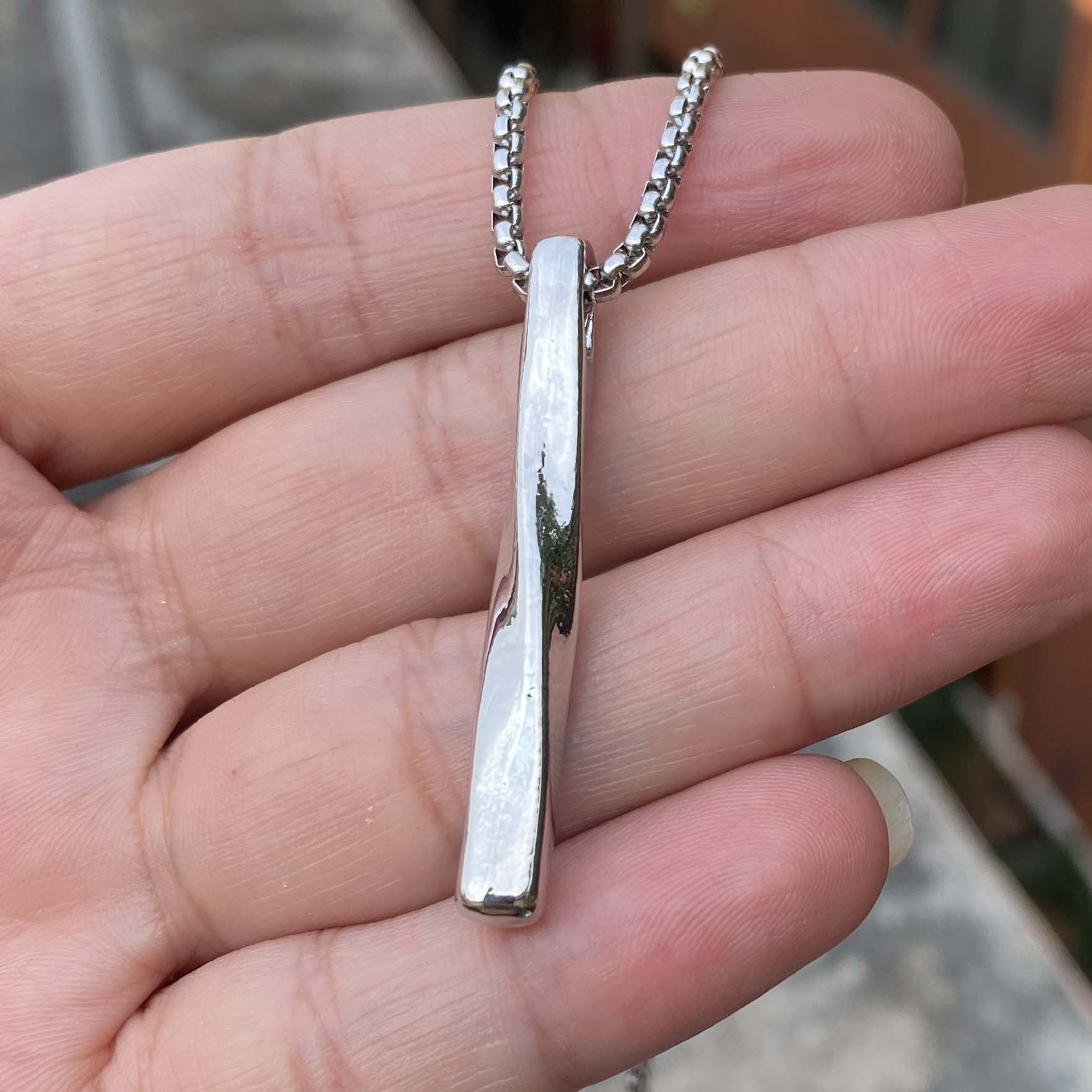 シルバーアクセサリー ねじれ棒のネックレス
