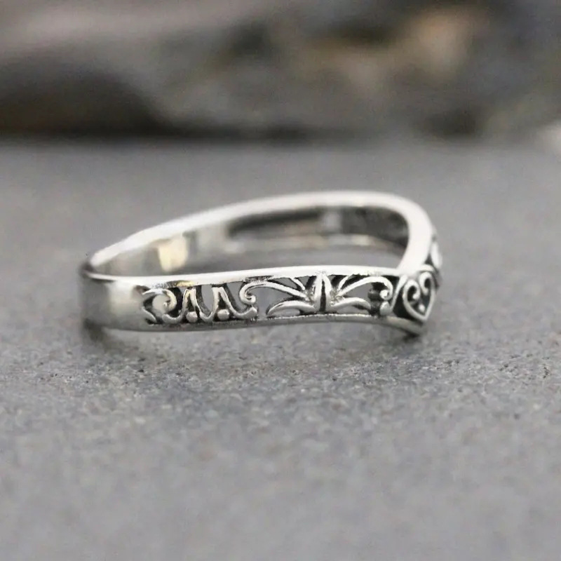 シルバーアクセサリー 唐草模様のハート細工リング