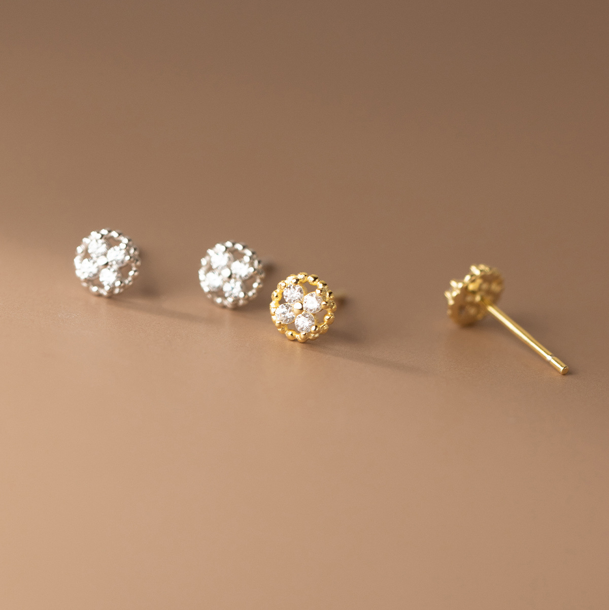 シルバーアクセサリー 雪の結晶きらめきピアス