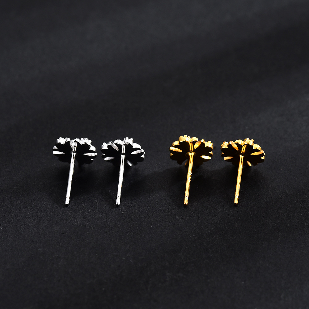 シルバーアクセサリー 華やかな結晶十字ピアス