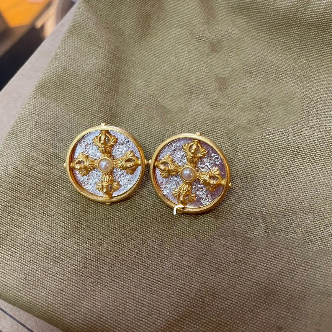シルバーアクセサリー 真珠十字架メダルピアス