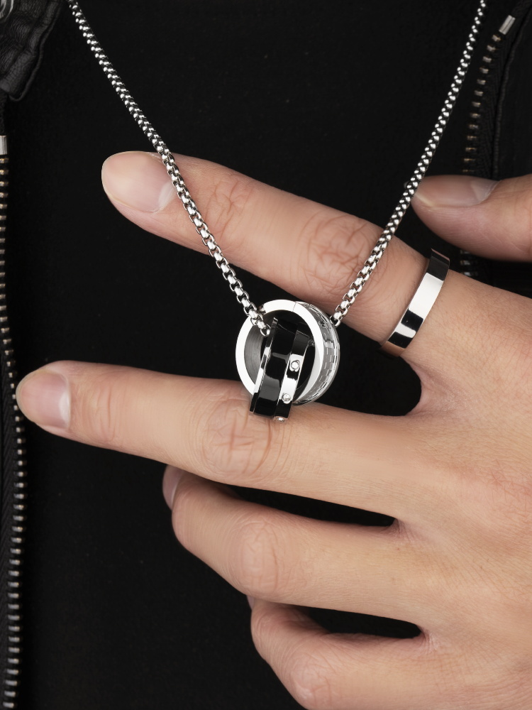 シルバーアクセサリー 二連リングのダイヤカットチェーンペンダント