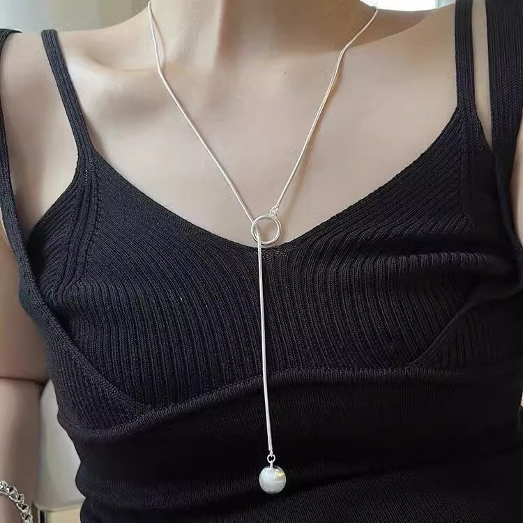 シルバーアクセサリー シルバー円形チャーム付きロングネックレス