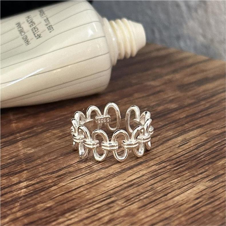 シルバーアクセサリー 輪繋ぎ模様の透かしリング