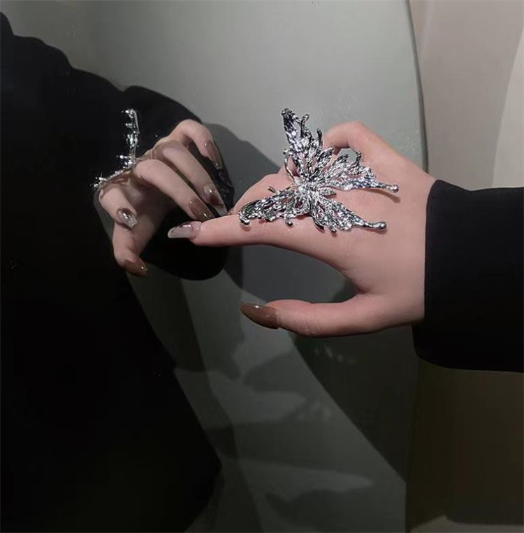 シルバーアクセサリー 蝶々モチーフ シルバーリング 上品 個性的指輪