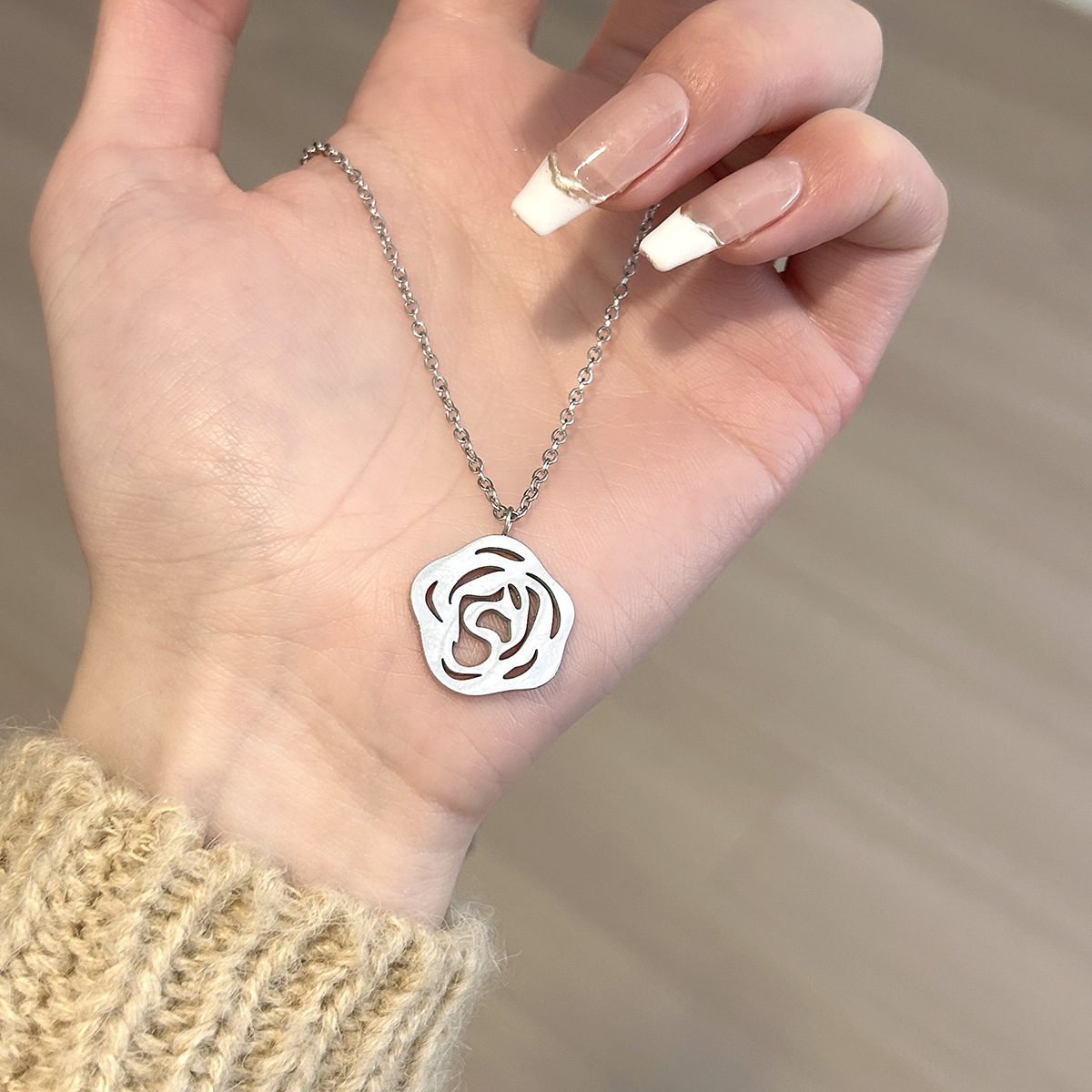 シルバーアクセサリー 透かし薔薇の優美ネックレス