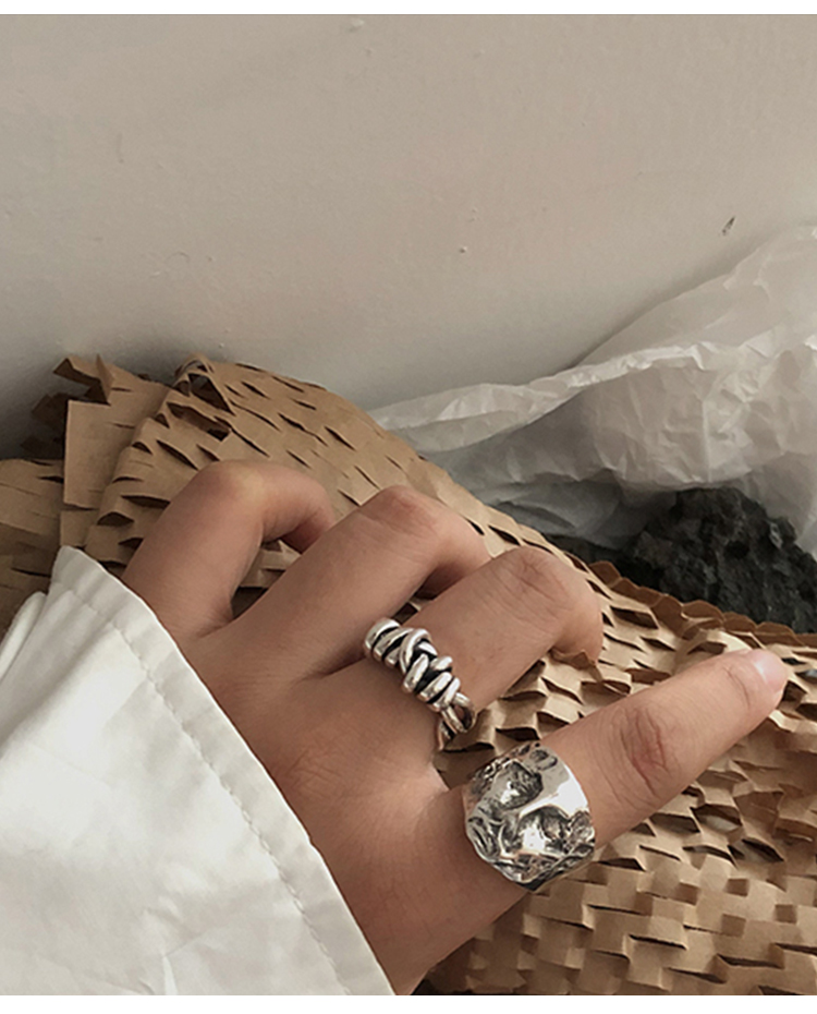 シルバーアクセサリー 渦巻く波模様とクラシカルリング