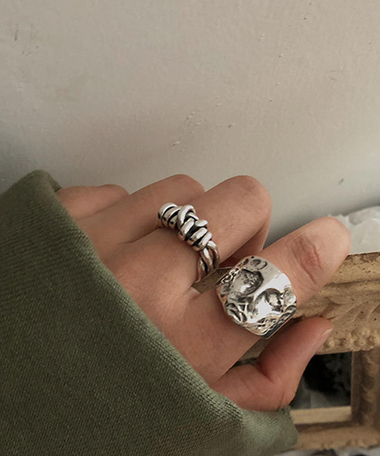 シルバーアクセサリー 渦巻く波模様とクラシカルリング