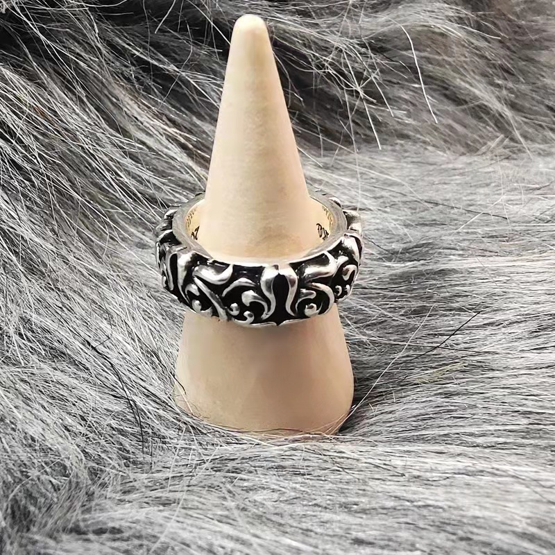シルバーアクセサリー 優雅な唐草模様の彫り込みリング