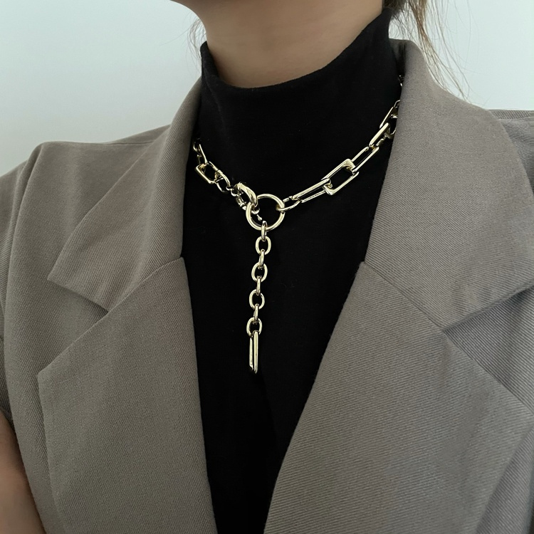 シルバーアクセサリー 洗練されたチェーンネックレス 個性的な輪デザイン