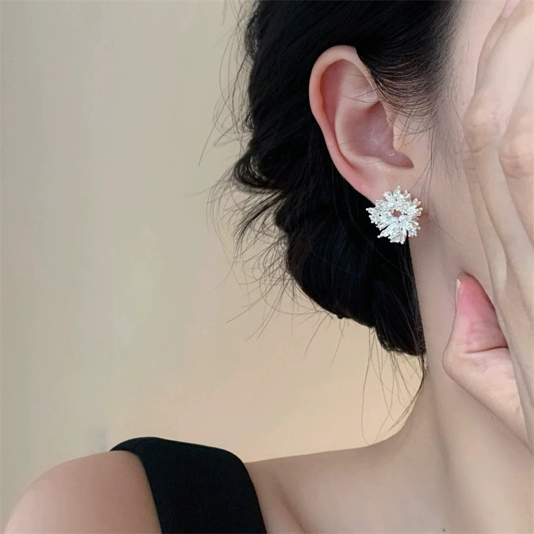 シルバーアクセサリー 真珠と水晶の花型ピアス 洗練された上品な耳飾り