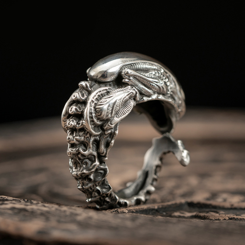 シルバーアクセサリー 異形生命体モチーフの装飾リング