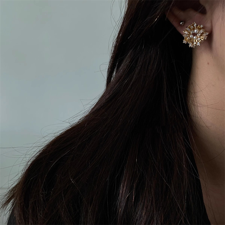 シルバーアクセサリー 真珠と水晶の花型ピアス 洗練された上品な耳飾り