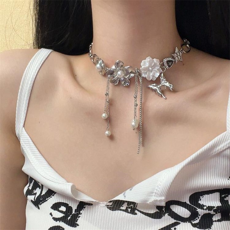 シルバーアクセサリー 薔薇と真珠フリンジの個性派シルバーチョーカー