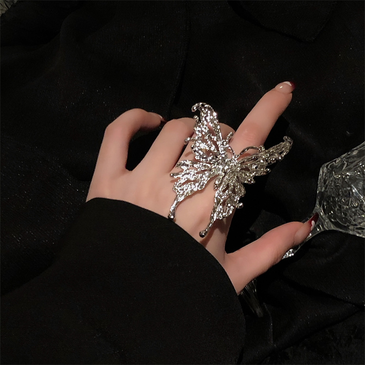 シルバーアクセサリー 蝶々モチーフ シルバーリング 上品 個性的指輪