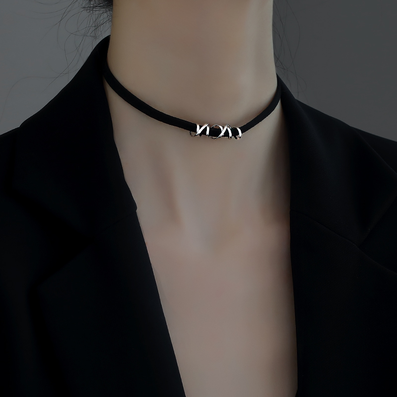 シルバーアクセサリー 交差模様のレザーチョーカー