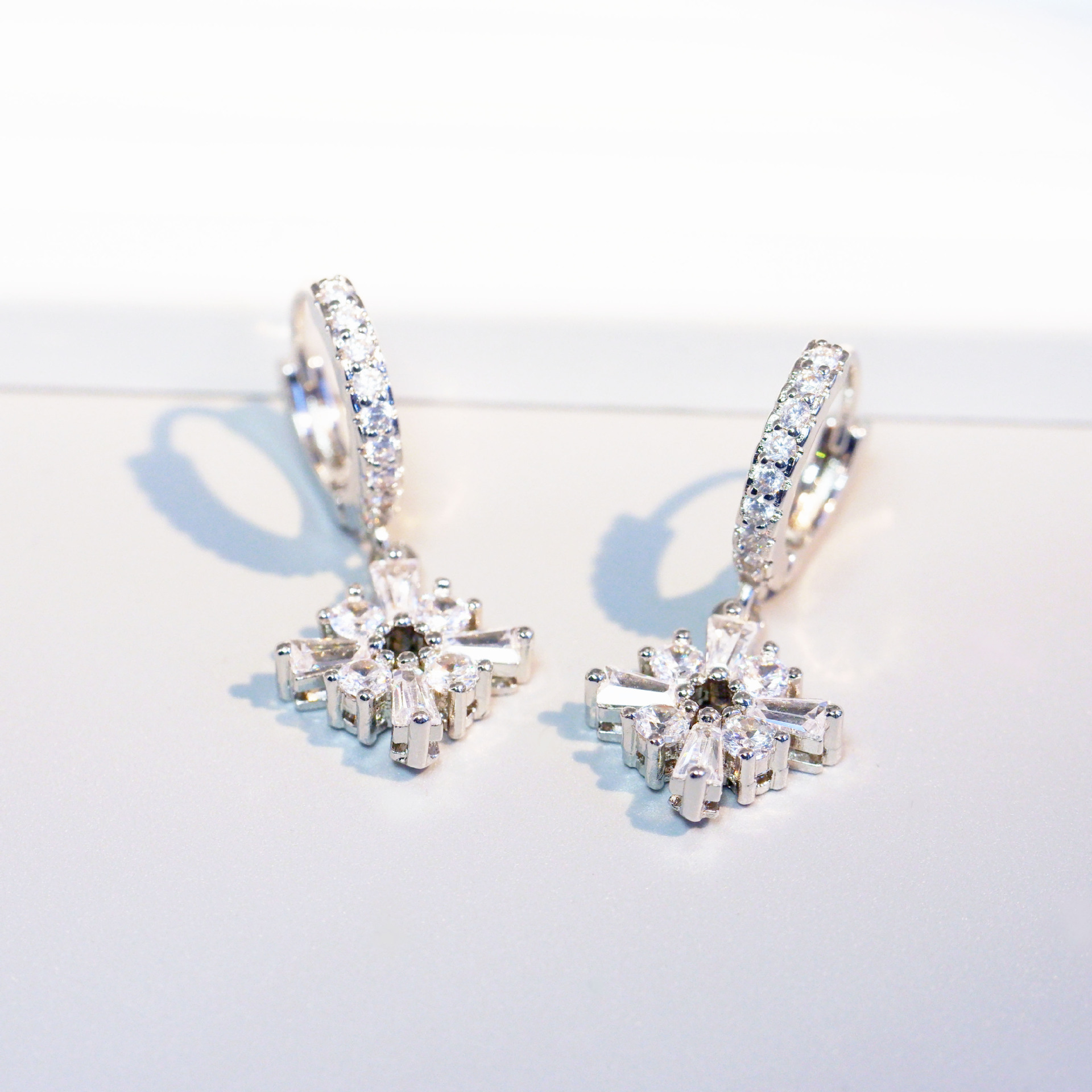 シルバーアクセサリー 雪の結晶きらめきピアス