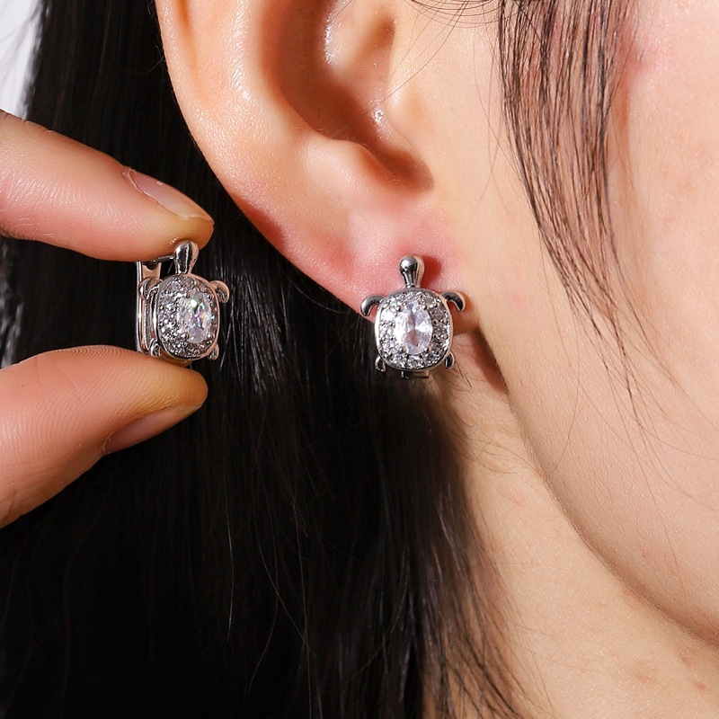 シルバーアクセサリー すっきり輝く亀モチーフの揺れピアス