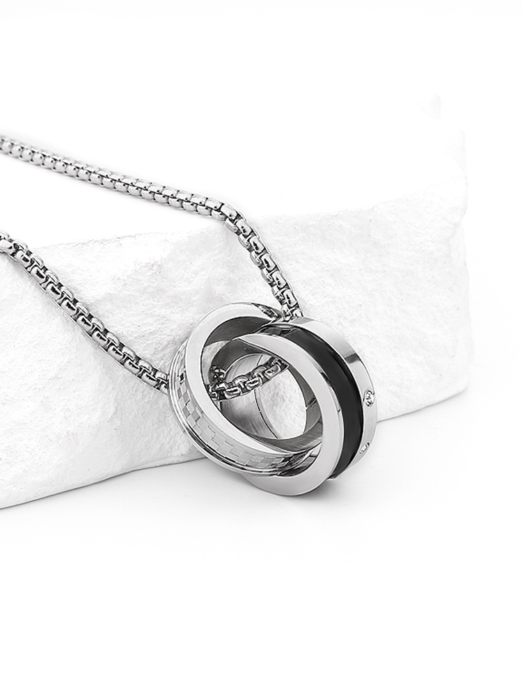 シルバーアクセサリー 二連リングのダイヤカットチェーンペンダント