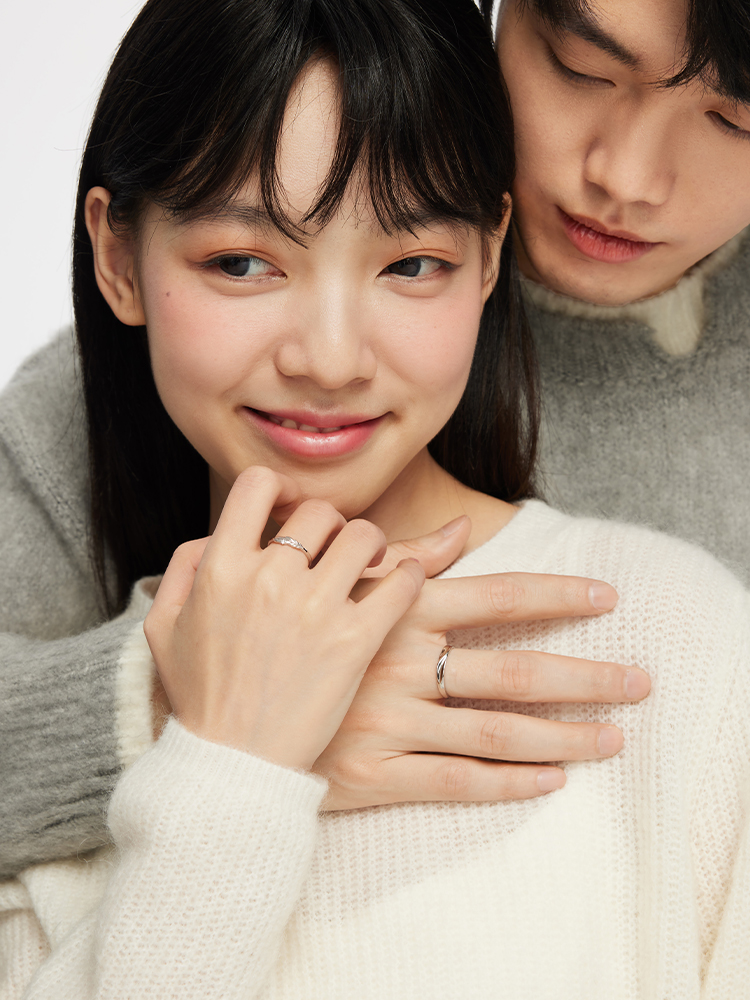 シルバーアクセサリー 優美な羽と波紋のペアリング