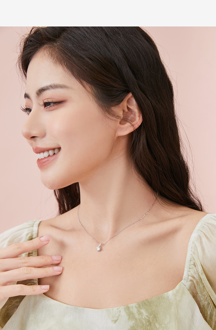 シルバーアクセサリー 煌めく小花のペンダント
