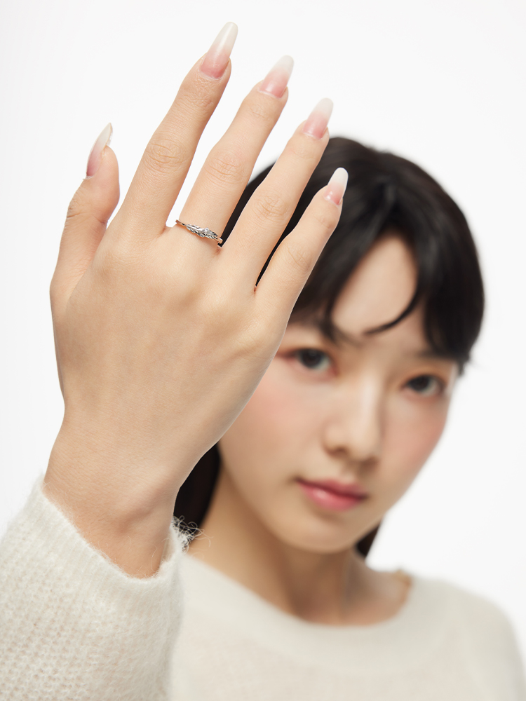 シルバーアクセサリー 優美な羽と波紋のペアリング