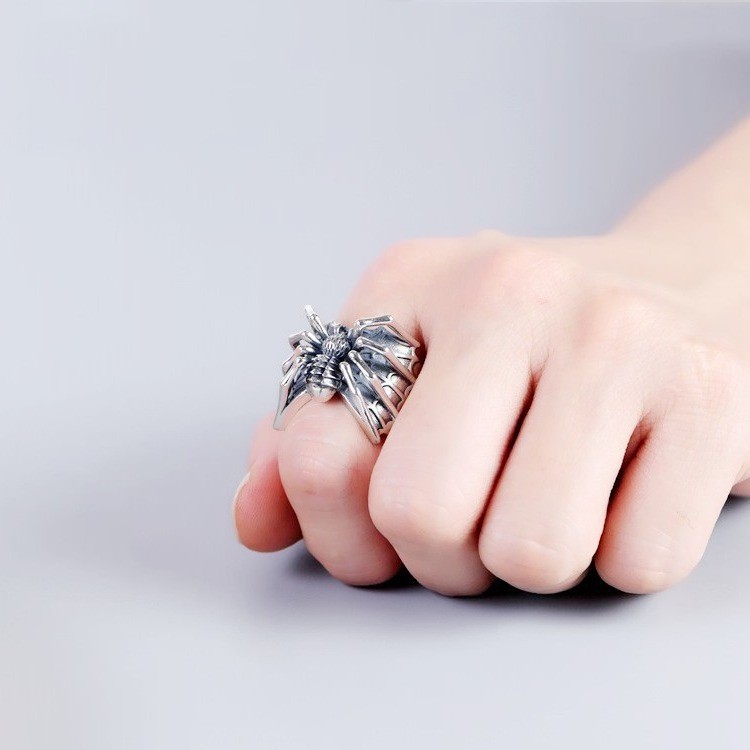 シルバーアクセサリー 蜘蛛の巣をモチーフにした指輪