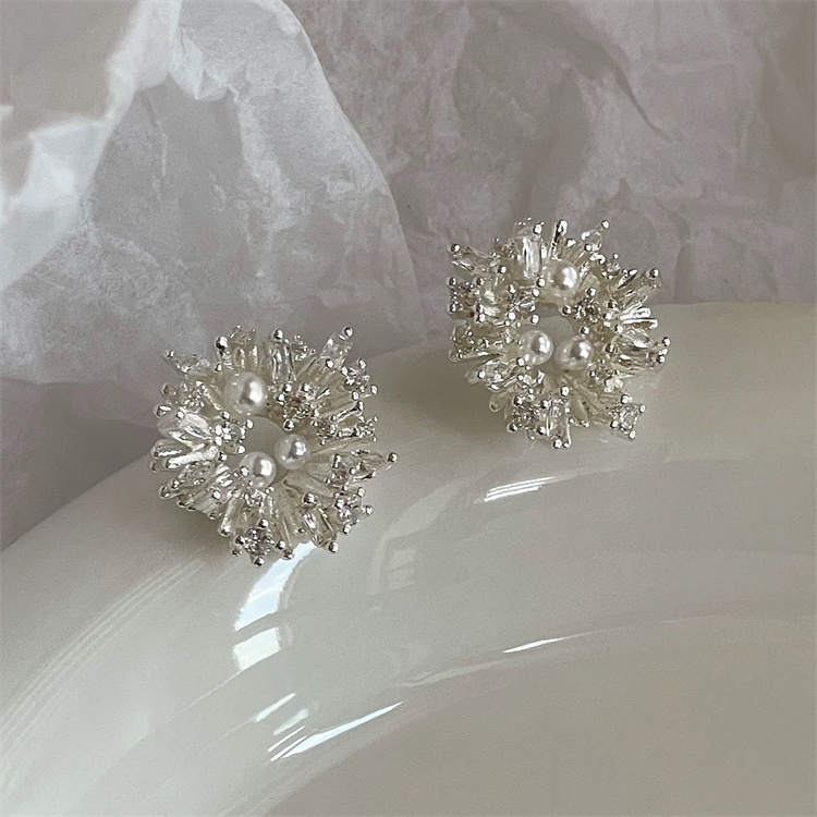 シルバーアクセサリー 真珠と水晶の花型ピアス 洗練された上品な耳飾り